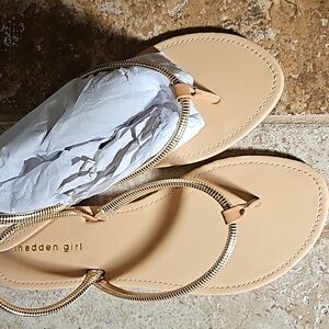 MADDEN GIRL SZ 10 NWT GOLD SANDALS